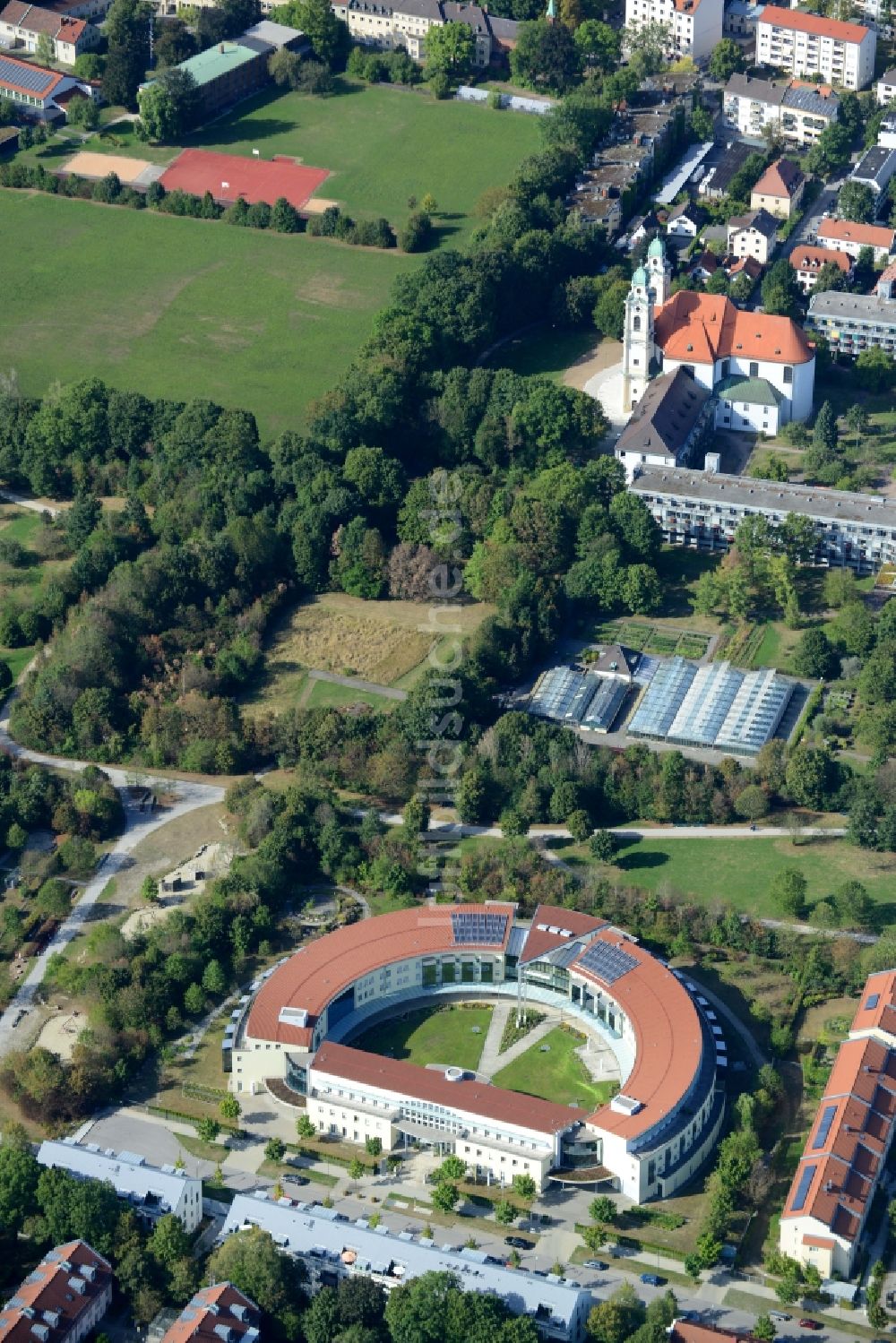 Luftaufnahme München - Gebäudekomplex des Klosters in München im Bundesland Bayern