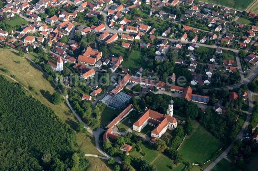 Mönchsdeggingen von oben - Gebäudekomplex des Klosters in Mönchsdeggingen im Bundesland Bayern, Deutschland