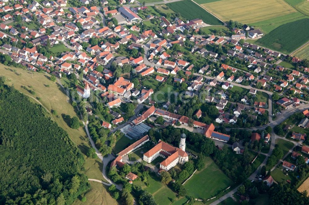 Mönchsdeggingen aus der Vogelperspektive: Gebäudekomplex des Klosters in Mönchsdeggingen im Bundesland Bayern, Deutschland