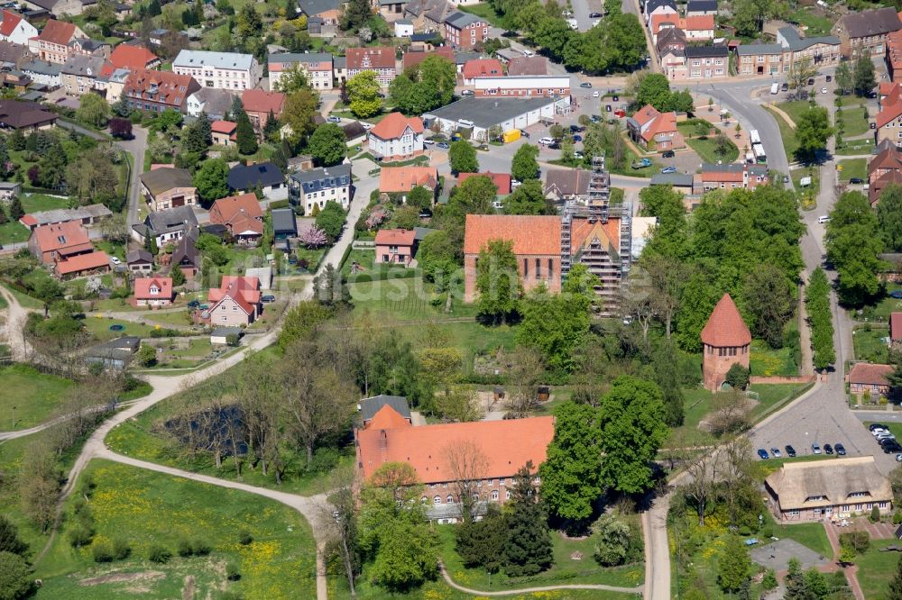 Luftaufnahme Neukloster - Gebäudekomplex des Klosters in Neukloster im Bundesland Mecklenburg-Vorpommern, Deutschland