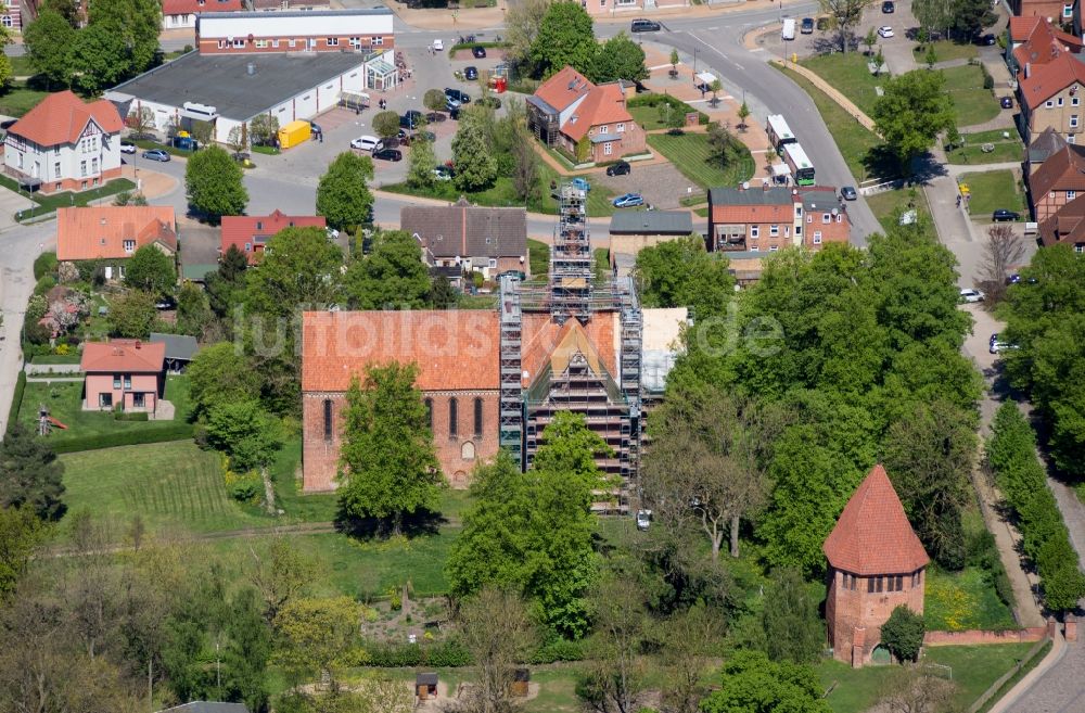 Neukloster von oben - Gebäudekomplex des Klosters in Neukloster im Bundesland Mecklenburg-Vorpommern, Deutschland