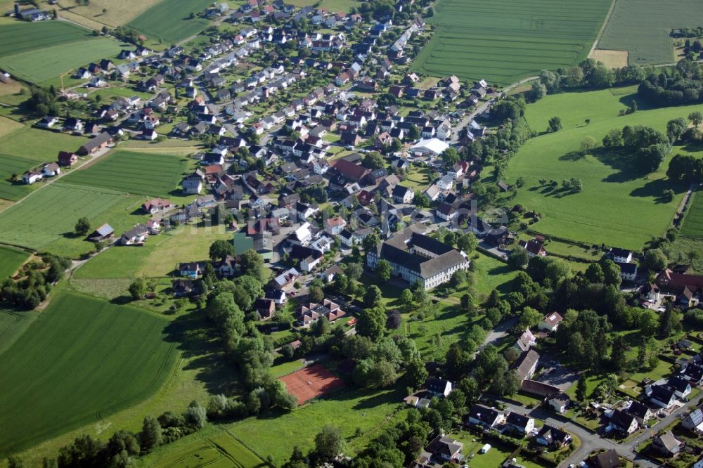 Luftaufnahme Höxter - Gebäudekomplex des Klosters im Ortsteil Brenkhausen in Höxter im Bundesland Nordrhein-Westfalen