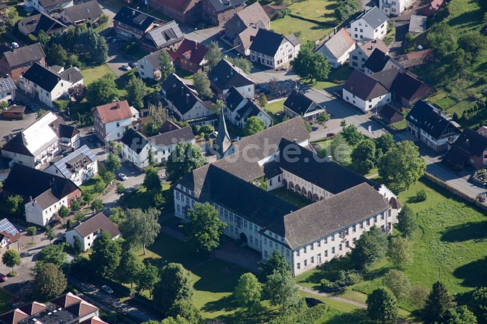 Höxter von oben - Gebäudekomplex des Klosters im Ortsteil Brenkhausen in Höxter im Bundesland Nordrhein-Westfalen