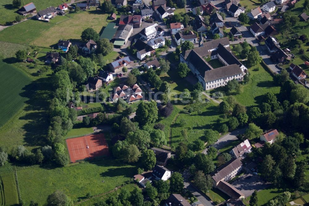 Höxter aus der Vogelperspektive: Gebäudekomplex des Klosters im Ortsteil Brenkhausen in Höxter im Bundesland Nordrhein-Westfalen