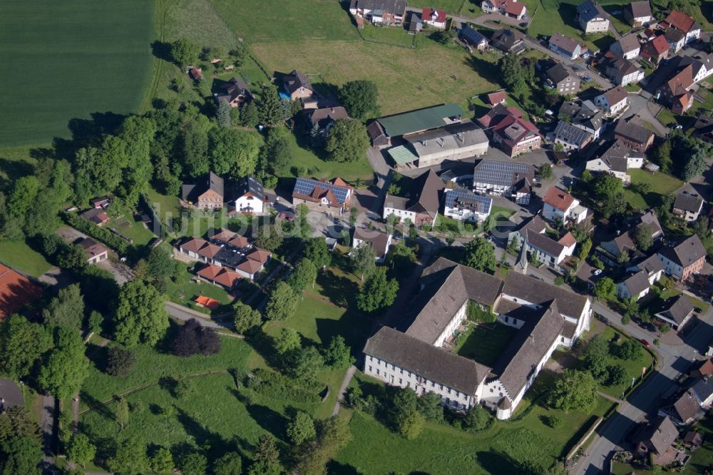 Luftbild Höxter - Gebäudekomplex des Klosters im Ortsteil Brenkhausen in Höxter im Bundesland Nordrhein-Westfalen