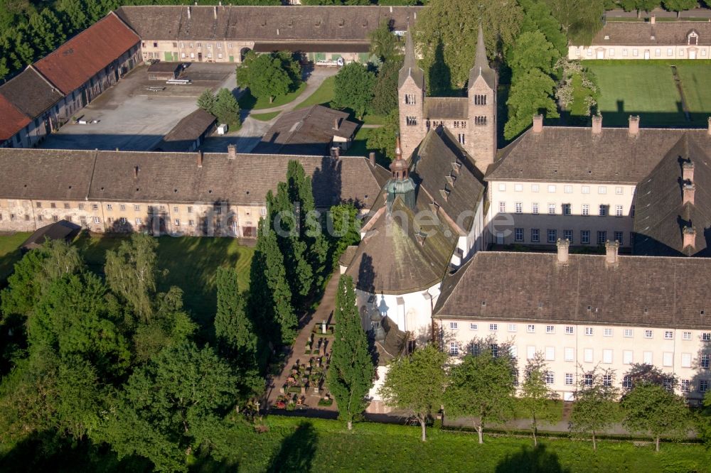 Luftbild Höxter - Gebäudekomplex des Klosters im Ortsteil Corvey in Höxter im Bundesland Nordrhein-Westfalen, Deutschland