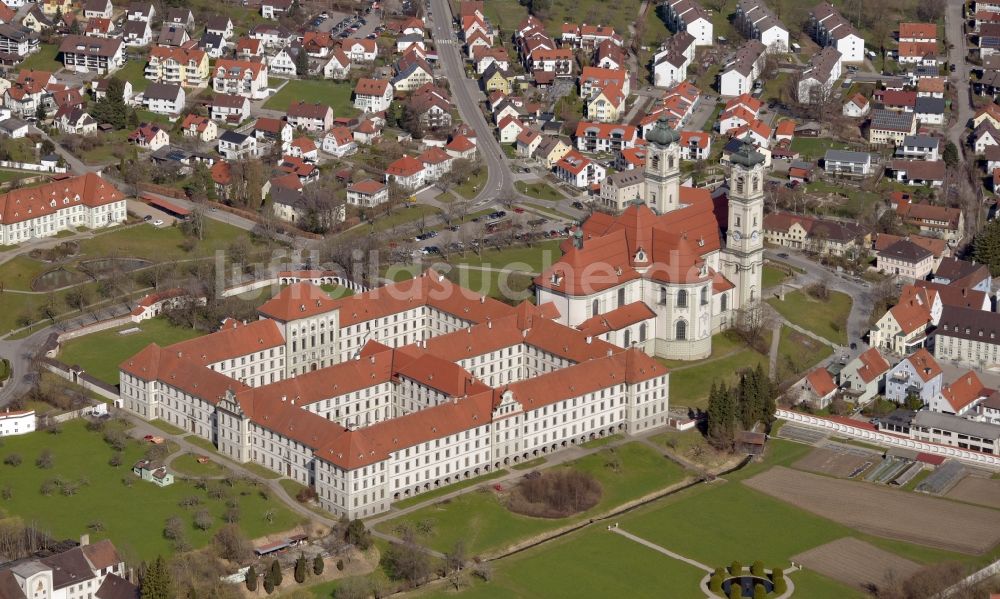 Luftaufnahme Ottobeuren - Gebäudekomplex des Klosters in Ottobeuren im Bundesland Bayern, Deutschland