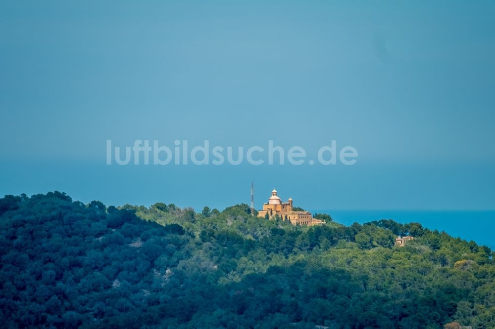 Petra aus der Vogelperspektive: Gebäudekomplex des Klosters in Petra in Balearische Insel Mallorca, Spanien