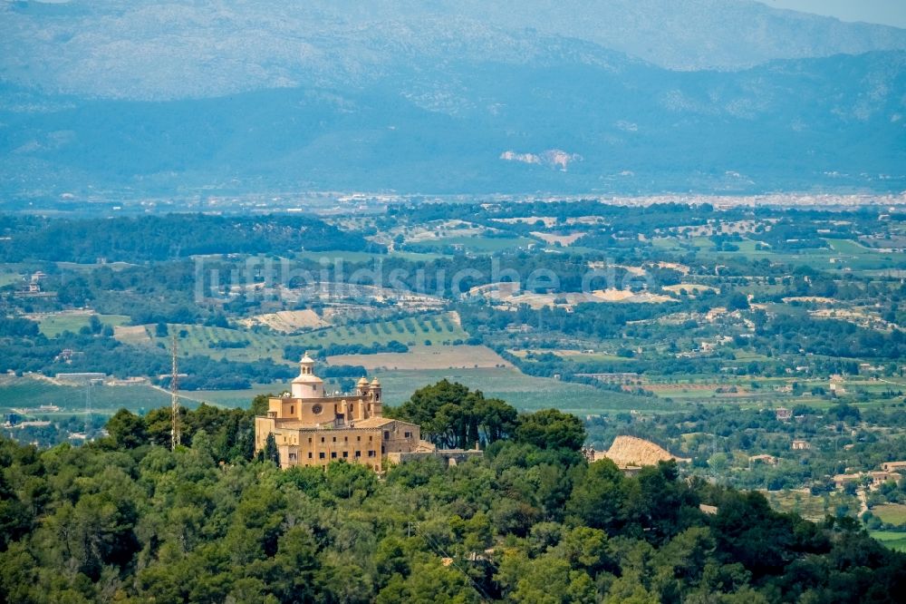 Luftaufnahme Petra - Gebäudekomplex des Klosters in Petra in Balearische Insel Mallorca, Spanien