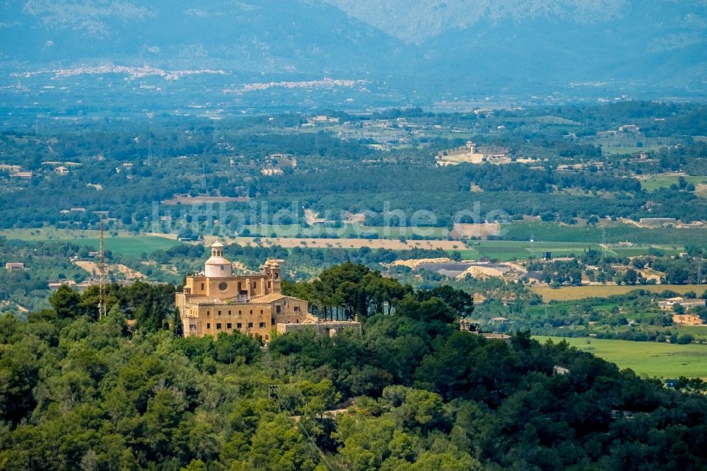 Petra aus der Vogelperspektive: Gebäudekomplex des Klosters in Petra in Balearische Insel Mallorca, Spanien