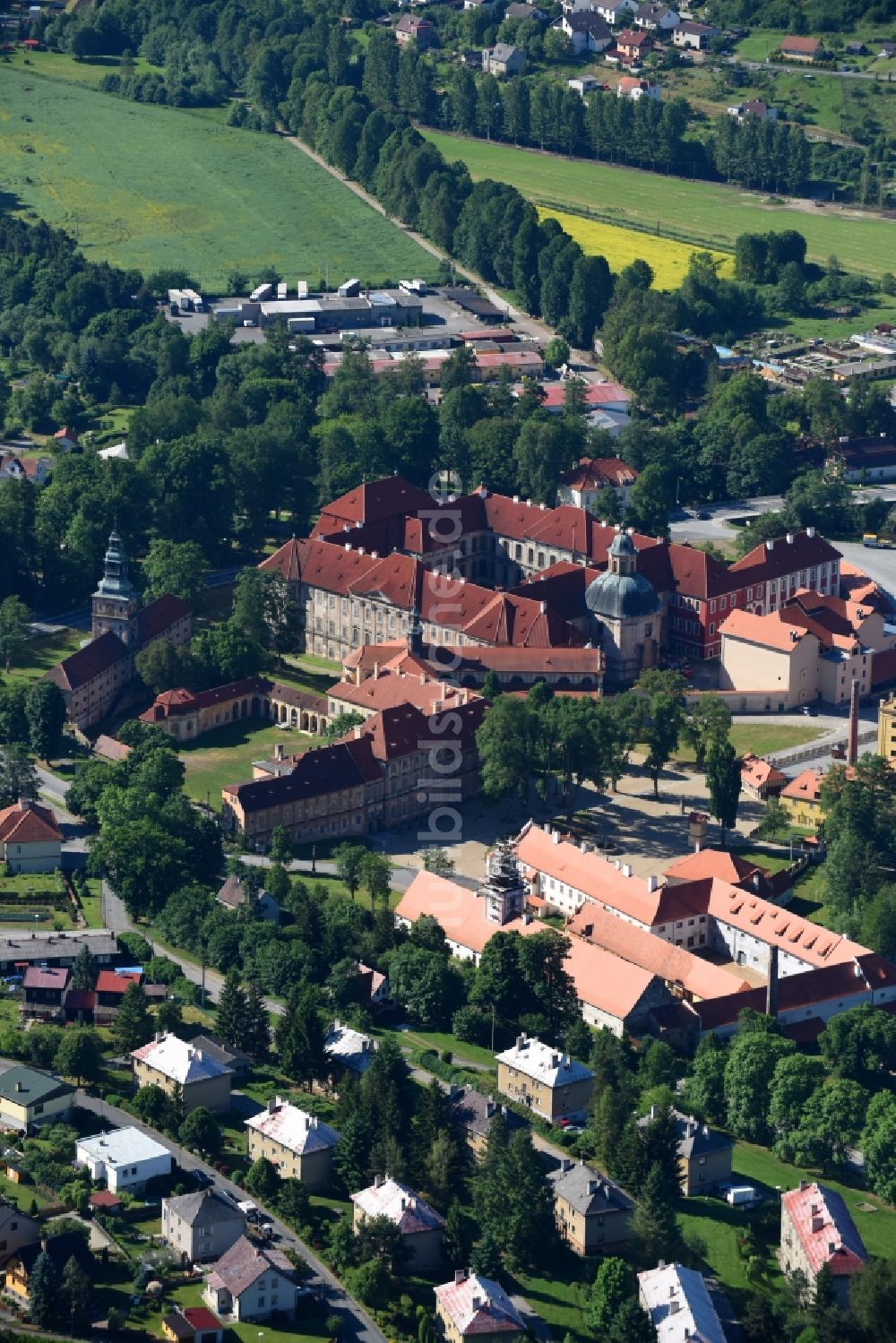 Plasy aus der Vogelperspektive: Gebäudekomplex des Klosters in Plasy in Plzensky kraj - Pilsner Region - Böhmen, Tschechien