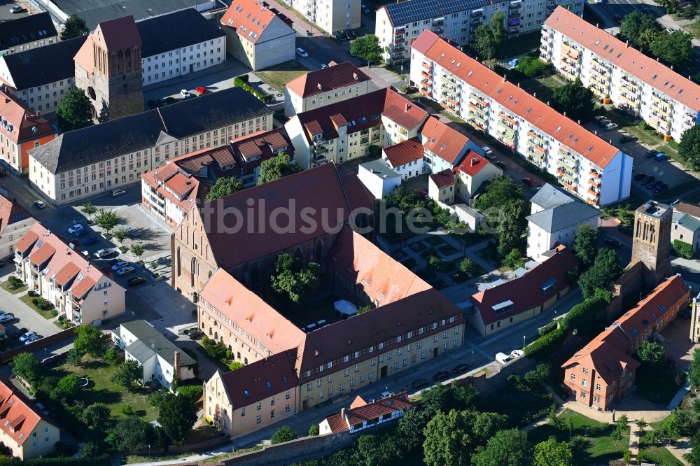 Prenzlau von oben - Gebäudekomplex des Klosters in Prenzlau im Bundesland Brandenburg, Deutschland