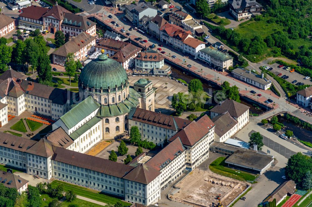 Sankt Blasien aus der Vogelperspektive: Gebäudekomplex des Klosters in Sankt Blasien im Bundesland Baden-Württemberg, Deutschland