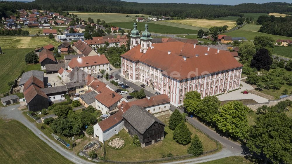 Speinshart aus der Vogelperspektive: Gebäudekomplex des Klosters in Speinshart im Bundesland Bayern, Deutschland