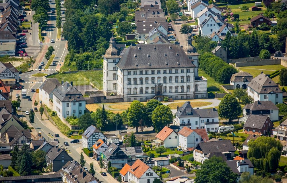 Warstein aus der Vogelperspektive: Gebäudekomplex des Klosters in Warstein im Bundesland Nordrhein-Westfalen