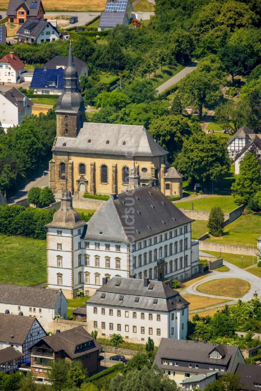 Warstein von oben - Gebäudekomplex des Klosters in Warstein im Bundesland Nordrhein-Westfalen