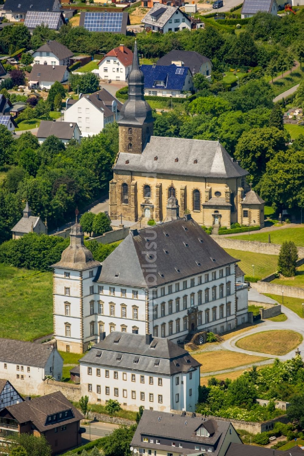 Warstein aus der Vogelperspektive: Gebäudekomplex des Klosters in Warstein im Bundesland Nordrhein-Westfalen