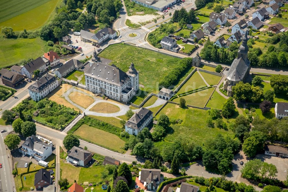 Warstein aus der Vogelperspektive: Gebäudekomplex des Klosters in Warstein im Bundesland Nordrhein-Westfalen