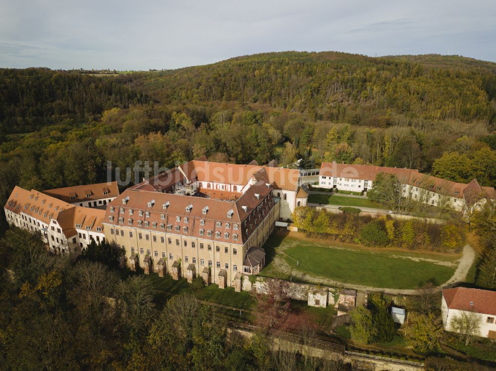 Wechselburg von oben - Gebäudekomplex des Klosters in Wechselburg im Bundesland Sachsen