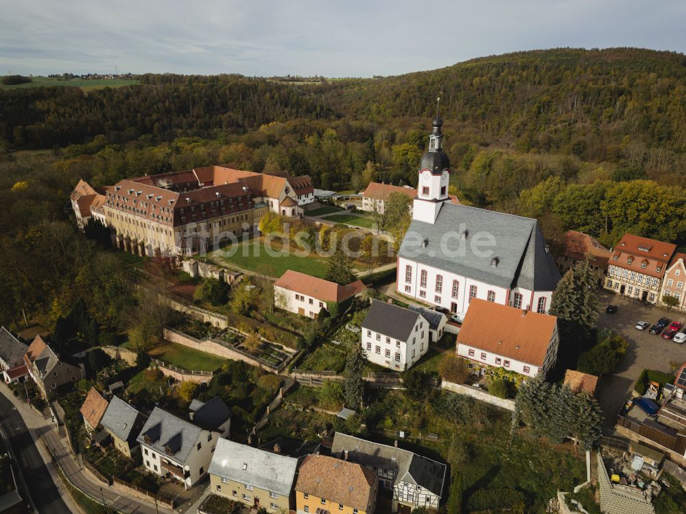 Wechselburg aus der Vogelperspektive: Gebäudekomplex des Klosters in Wechselburg im Bundesland Sachsen