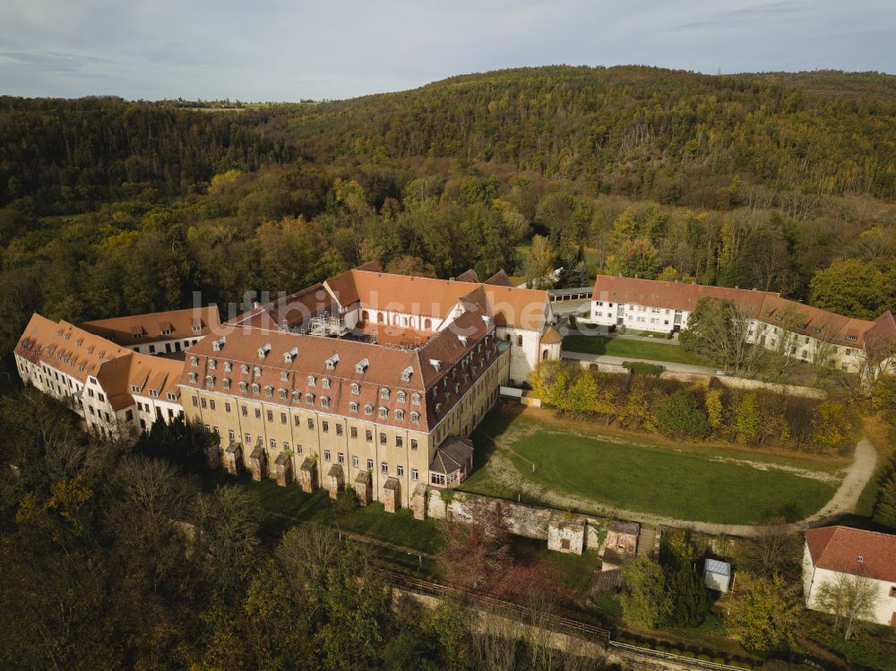 Wechselburg von oben - Gebäudekomplex des Klosters in Wechselburg im Bundesland Sachsen