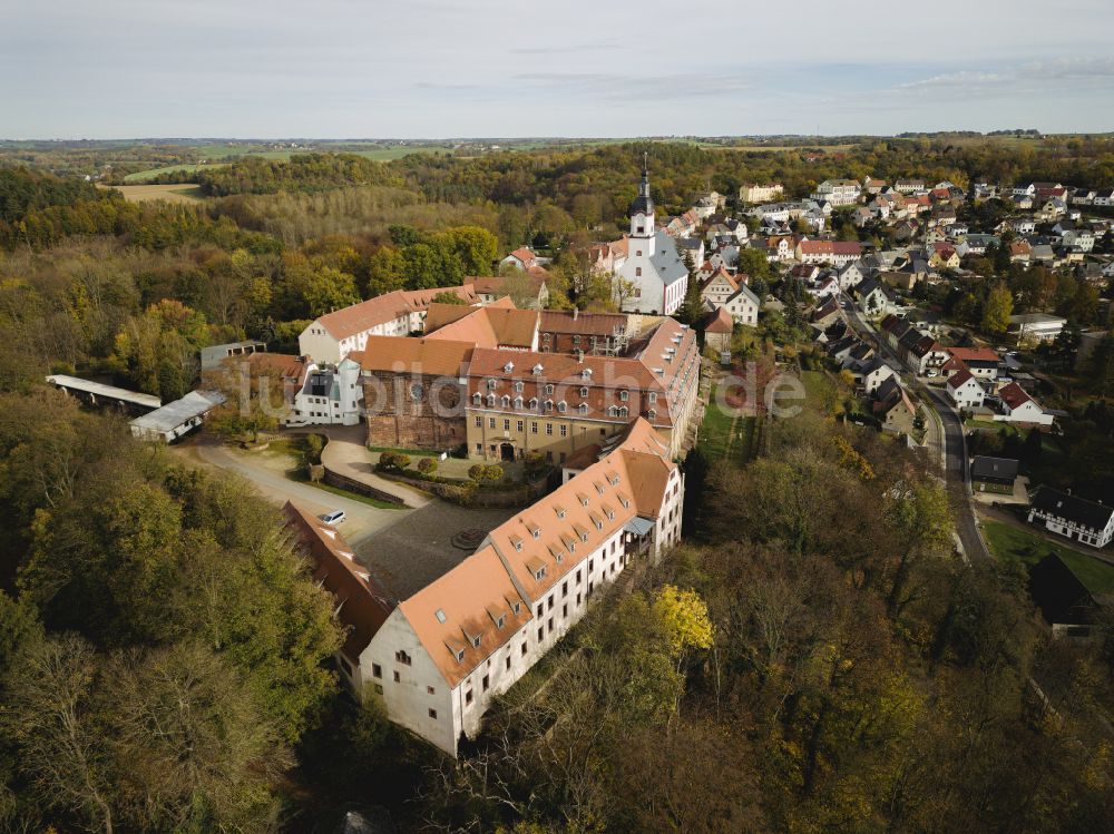 Wechselburg aus der Vogelperspektive: Gebäudekomplex des Klosters in Wechselburg im Bundesland Sachsen