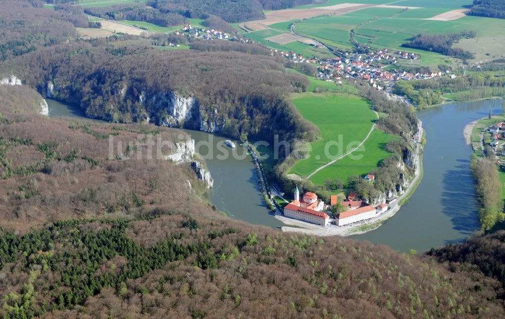 Weltenburg von oben - Gebäudekomplex des Klosters in Weltenburg im Bundesland Bayern, Deutschland