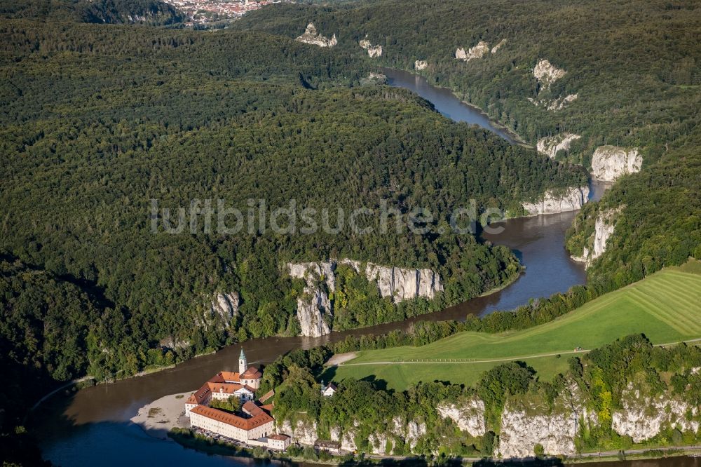 Weltenburg von oben - Gebäudekomplex des Klosters in Weltenburg im Bundesland Bayern, Deutschland