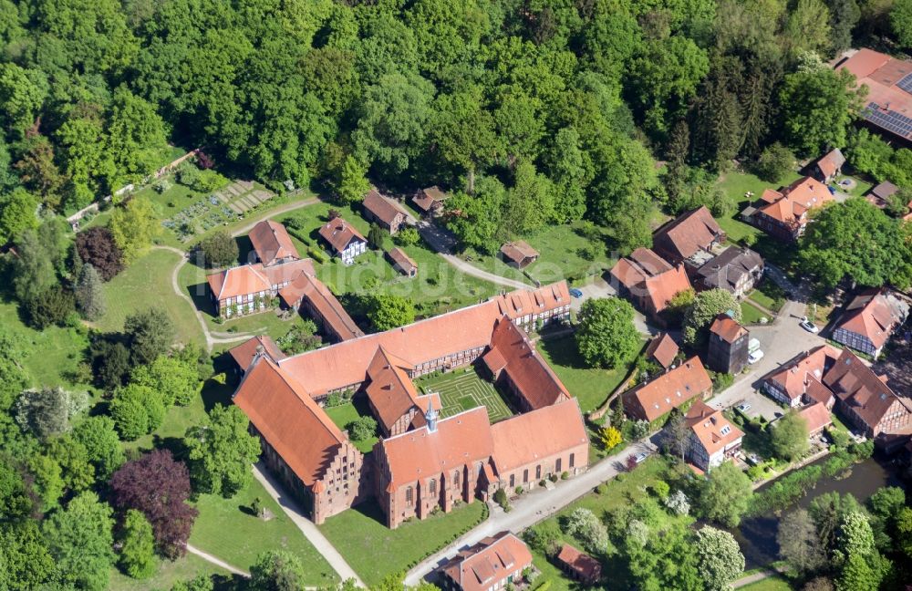 Wienhausen von oben - Gebäudekomplex des Klosters Wienhausen im Bundesland Niedersachsen, Deutschland