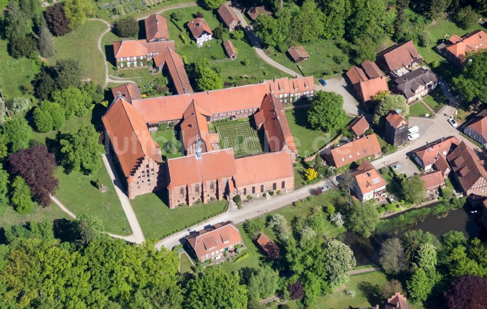 Wienhausen aus der Vogelperspektive: Gebäudekomplex des Klosters Wienhausen im Bundesland Niedersachsen, Deutschland