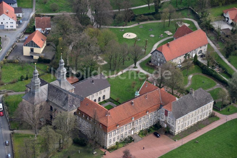 Willebadessen von oben - Gebäudekomplex des Klosters in Willebadessen im Bundesland Nordrhein-Westfalen