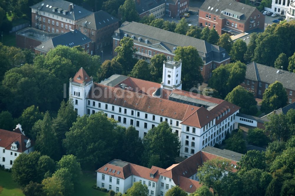 Aurich von oben - Gebäudekomplex des Land- und Amtgerichts in Aurich im Bundesland Niedersachsen