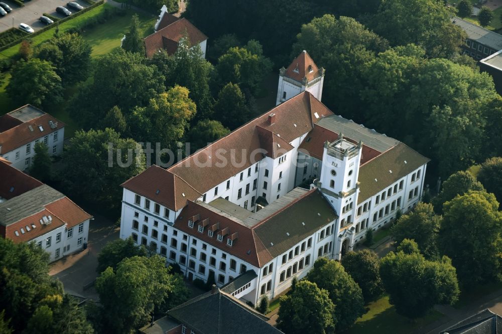 Aurich aus der Vogelperspektive: Gebäudekomplex des Land- und Amtgerichts in Aurich im Bundesland Niedersachsen