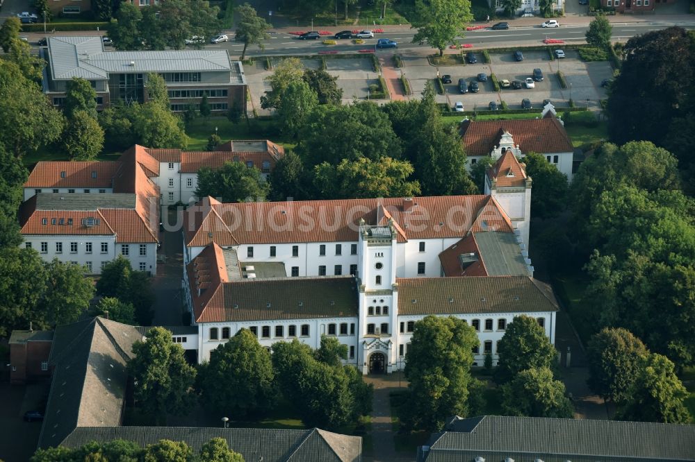 Luftaufnahme Aurich - Gebäudekomplex des Land- und Amtgerichts in Aurich im Bundesland Niedersachsen