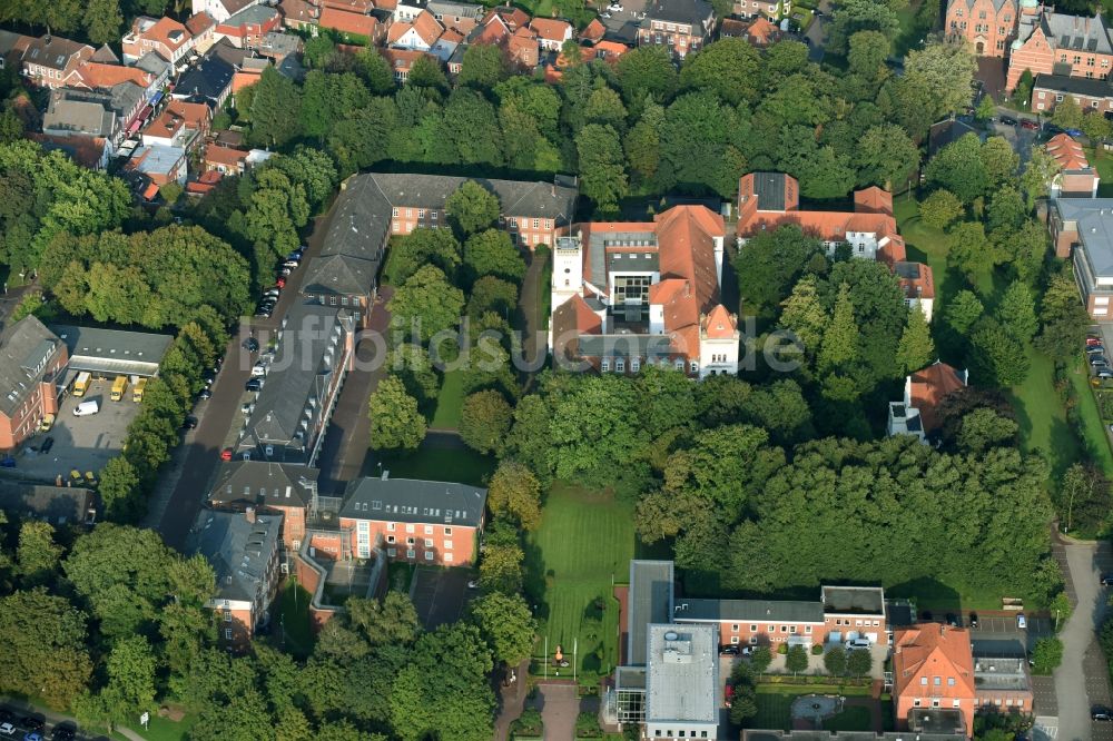 Aurich von oben - Gebäudekomplex des Land- und Amtgerichts in Aurich im Bundesland Niedersachsen