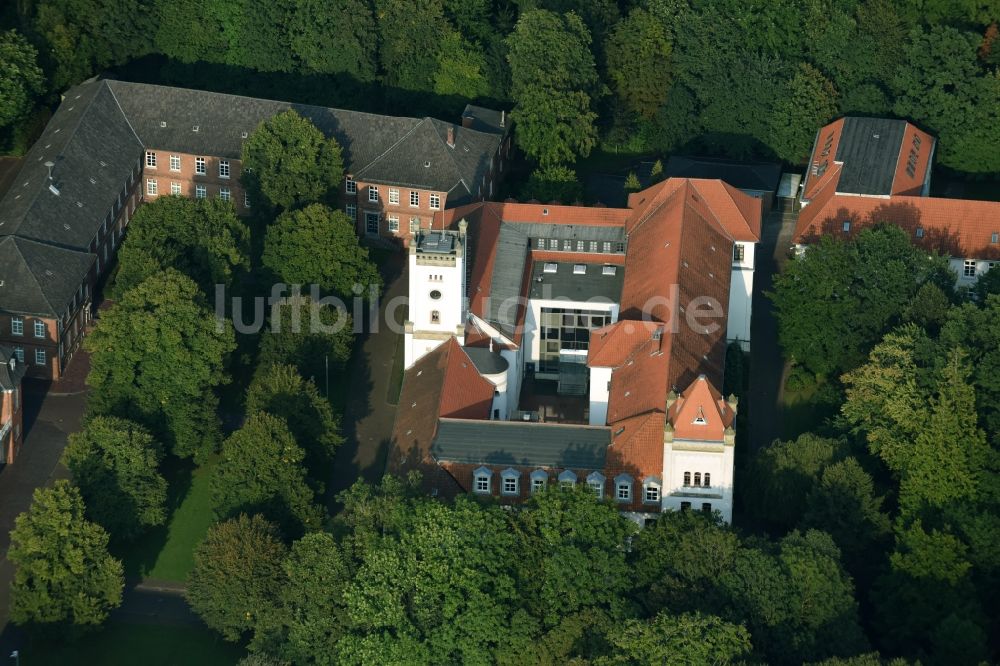 Aurich aus der Vogelperspektive: Gebäudekomplex des Land- und Amtgerichts in Aurich im Bundesland Niedersachsen