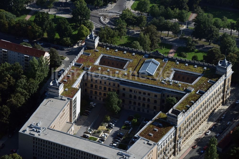 Dresden von oben - Gebäudekomplex des Landgerichts Dresden in Dresden im Bundesland Sachsen