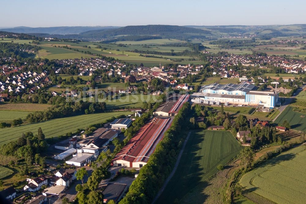 Boffzen aus der Vogelperspektive: Gebäudekomplex und Logistikzentrum mit Ausstellung Bäder & Fliesen auf dem Gelände der Hermann Bach GmbH & Co KG in Boffzen im Bundesland Niedersachsen, Deutschland