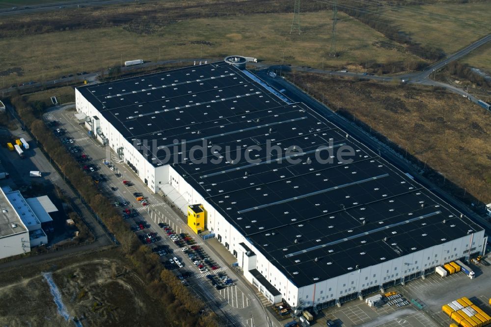 Brieselang aus der Vogelperspektive: Gebäudekomplex und Logistikzentrum auf dem Gelände der Amazon Logistik Potsdam GmbH - BER3 am Havellandstraße im Ortsteil Bredow in Brieselang im Bundesland Brandenburg, Deutschland