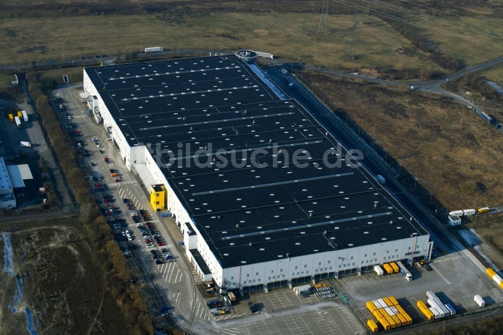 Luftbild Brieselang - Gebäudekomplex und Logistikzentrum auf dem Gelände der Amazon Logistik Potsdam GmbH - BER3 am Havellandstraße im Ortsteil Bredow in Brieselang im Bundesland Brandenburg, Deutschland