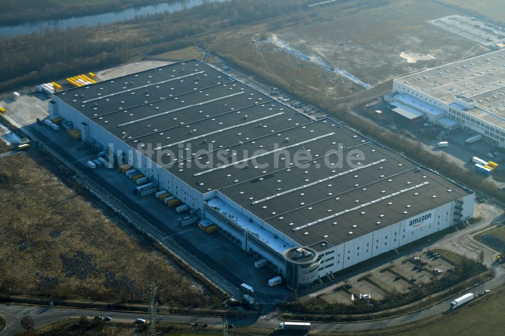 Luftaufnahme Brieselang - Gebäudekomplex und Logistikzentrum auf dem Gelände der Amazon Logistik Potsdam GmbH - BER3 am Havellandstraße im Ortsteil Bredow in Brieselang im Bundesland Brandenburg, Deutschland