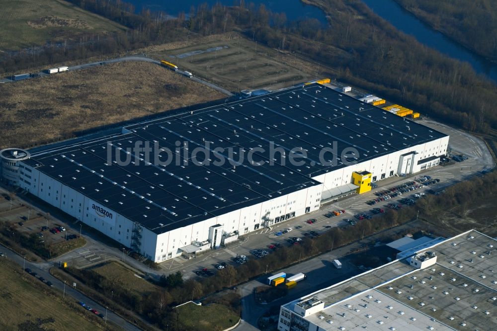 Luftaufnahme Brieselang - Gebäudekomplex und Logistikzentrum auf dem Gelände der Amazon Logistik Potsdam GmbH - BER3 am Havellandstraße im Ortsteil Bredow in Brieselang im Bundesland Brandenburg, Deutschland