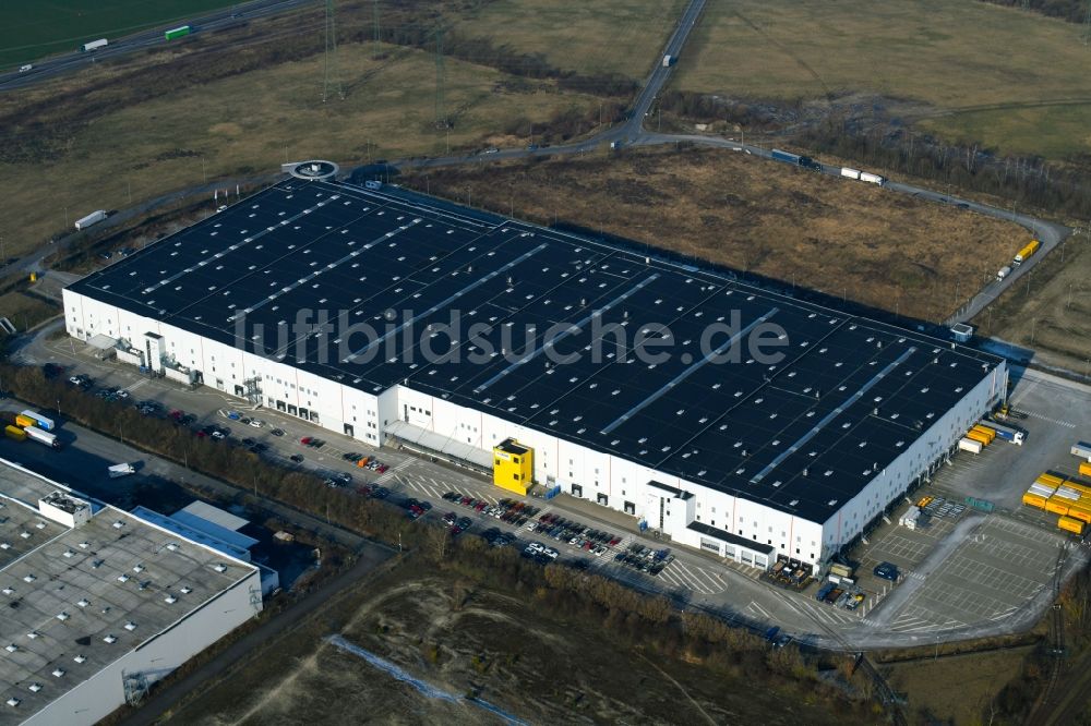 Brieselang aus der Vogelperspektive: Gebäudekomplex und Logistikzentrum auf dem Gelände der Amazon Logistik Potsdam GmbH - BER3 am Havellandstraße im Ortsteil Bredow in Brieselang im Bundesland Brandenburg, Deutschland