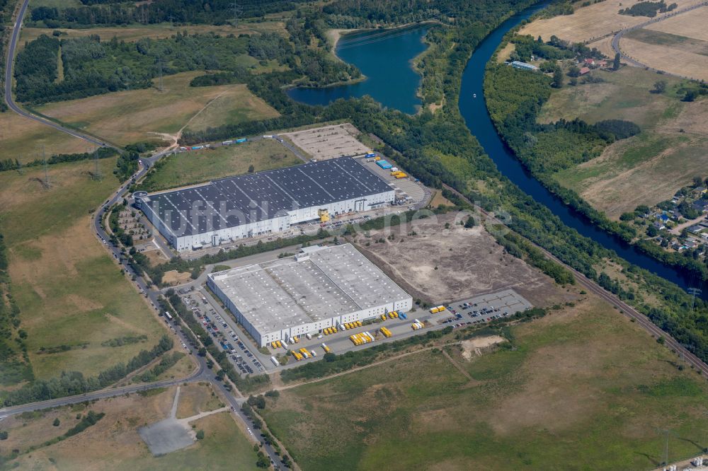 Luftaufnahme Brieselang - Gebäudekomplex und Logistikzentrum auf dem Gelände der Amazon Logistik Potsdam GmbH - BER3 am Havellandstraße im Ortsteil Bredow in Brieselang im Bundesland Brandenburg, Deutschland