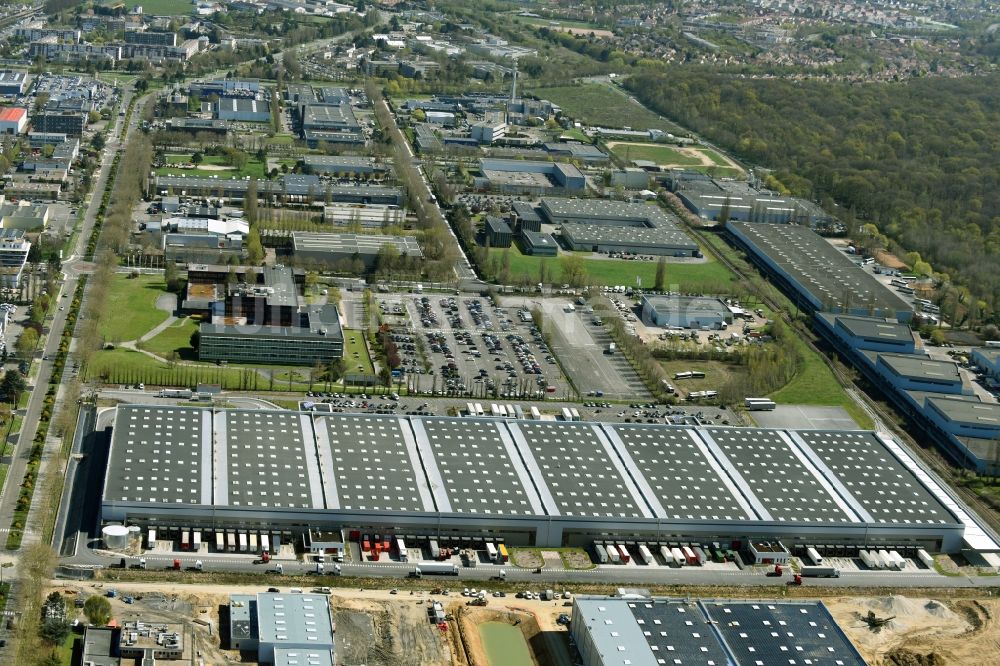 Luftaufnahme Trappes - Gebäudekomplex und Logistikzentrum auf dem Gelände Auchan an der Rue Roger Hennequin in Trappes in Ile-de-France, Frankreich