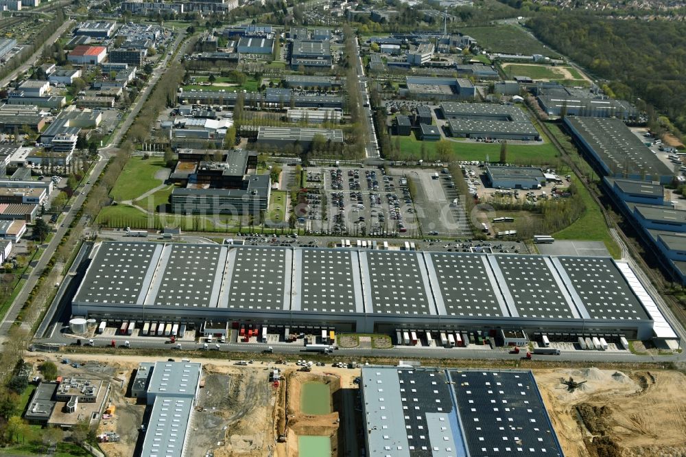 Trappes von oben - Gebäudekomplex und Logistikzentrum auf dem Gelände Auchan an der Rue Roger Hennequin in Trappes in Ile-de-France, Frankreich