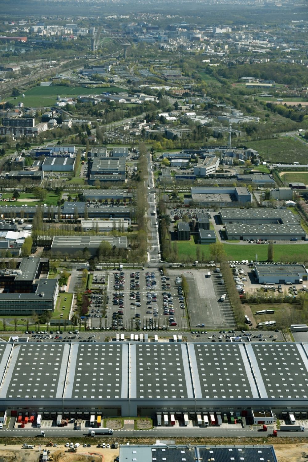 Trappes aus der Vogelperspektive: Gebäudekomplex und Logistikzentrum auf dem Gelände Auchan an der Rue Roger Hennequin in Trappes in Ile-de-France, Frankreich