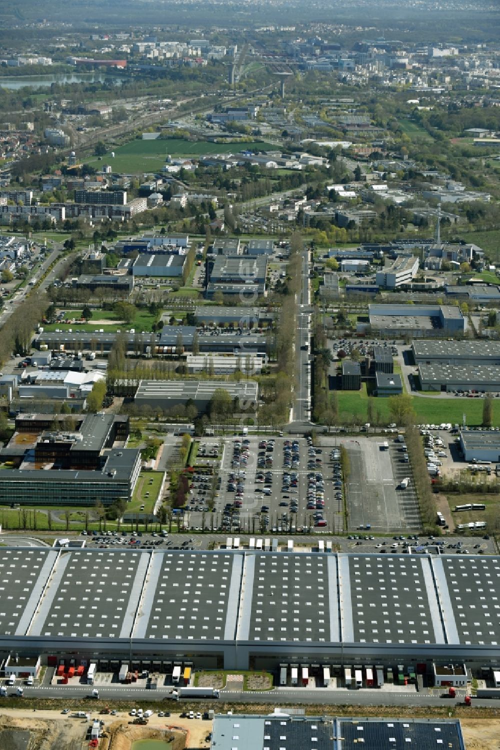 Luftbild Trappes - Gebäudekomplex und Logistikzentrum auf dem Gelände Auchan an der Rue Roger Hennequin in Trappes in Ile-de-France, Frankreich