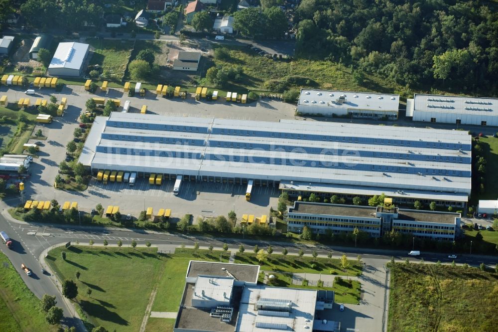 Stahnsdorf aus der Vogelperspektive: Gebäudekomplex und Logistikzentrum auf dem Gelände Briefzentrum Stahnsdorf Ruhlsdorfer Straße in Stahnsdorf im Bundesland Brandenburg