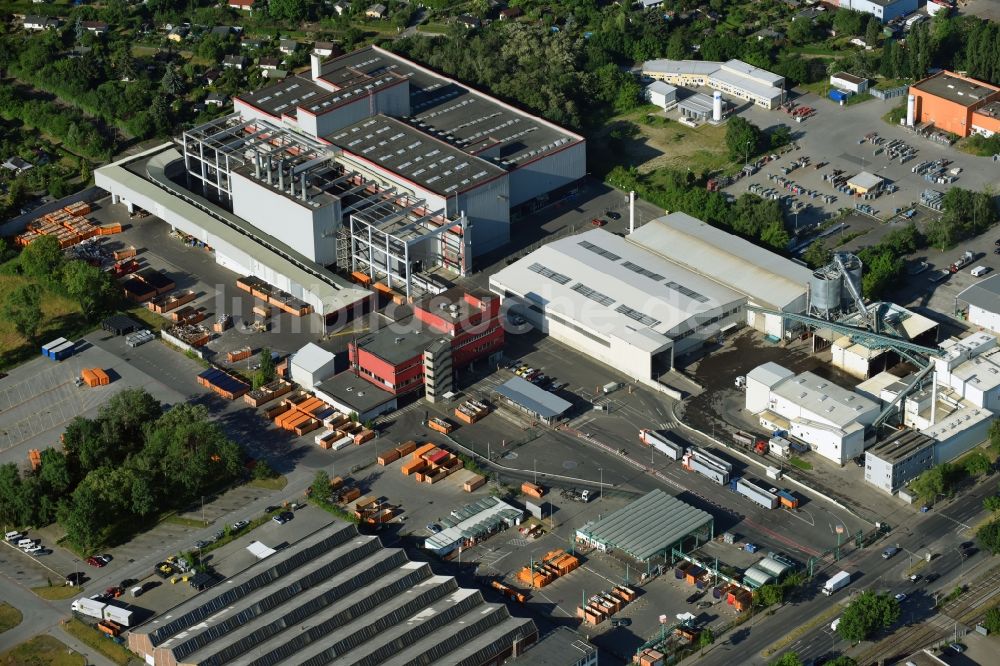 Berlin von oben - Gebäudekomplex und Logistikzentrum auf dem Gelände des BSR Abfallbehandlungswerk Süd an der Gradestraße im Ortsteil Bezirk Neukölln in Berlin, Deutschland